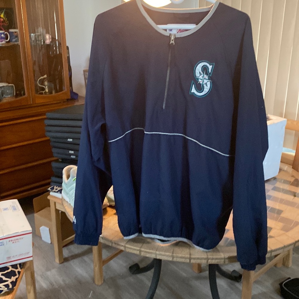 This is a majestic Seattle Mariners lightweight jacket size large
